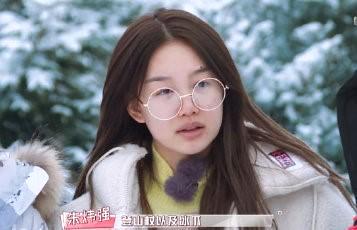 最后再看张朱炜强小姐姐的素颜照，是不是感觉就像平时刚起床时，还没有睡醒的自己呢？