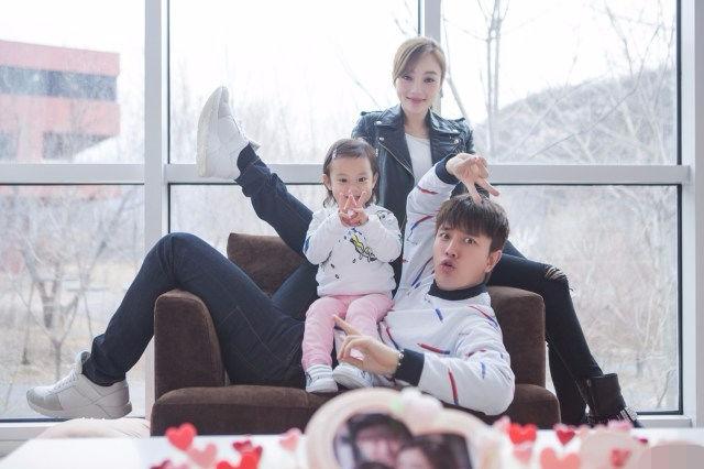 如今两个富豪强强联手后,我们的馨爷成了最有钱的小土豪了。