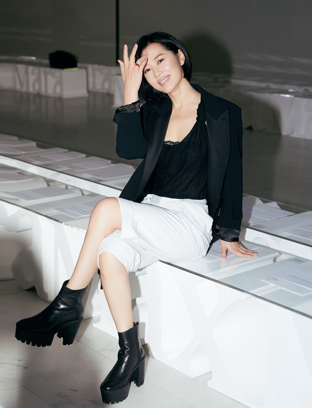 8 余男西装造型亮相米兰时装周 干练帅气从容自如