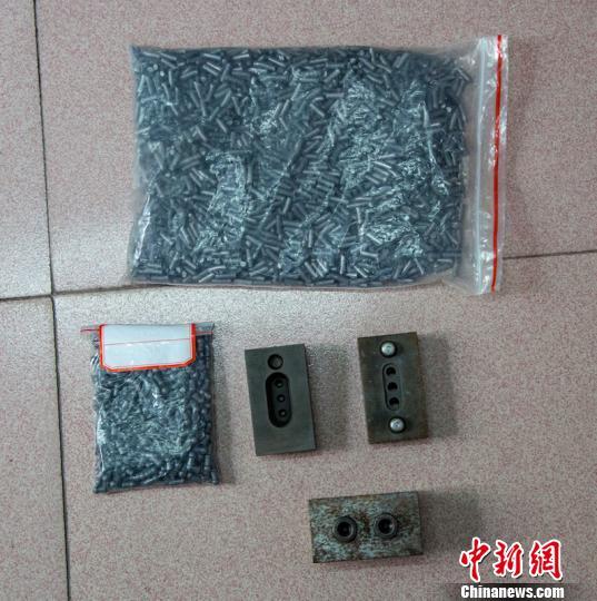 缴获的子弹及制作子弹的模具. 熊烽富 摄