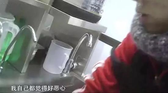 北京CBD的一家奶茶店，也曾被曝光制作工具不消毒、“珍珠”直接用自来水清洗；
