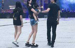 而小苹果与醒醒这两个女儿是相对比较幸福的了，能够同时享受爸爸妈妈给予的爱！