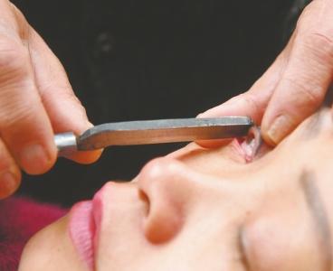 街头刀锋洗眼可明目眼科医生感染风险高