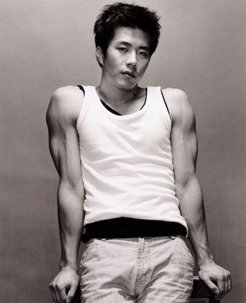 他结婚也是男艺人中非常早的，2008年他就和同是演员的孙泰英举行了婚礼。