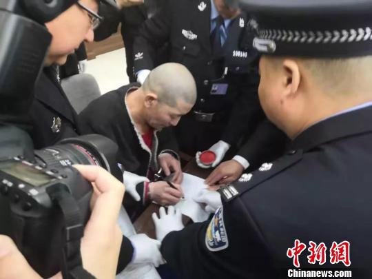 宣读了最高人民法院执行死刑命令,验明正身后王换换被押赴刑场执行