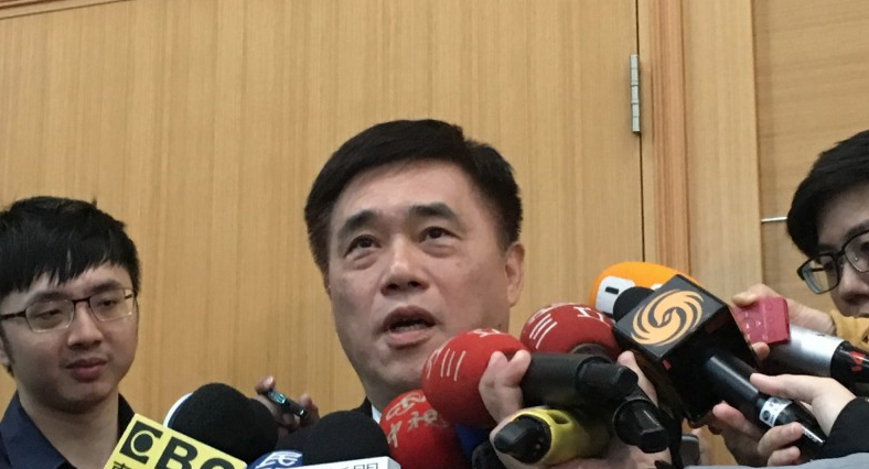 苏贞昌称若两岸“开打”要拿扫帚“拼了”，台中市长：何等的笑话