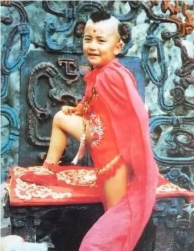 在拍《西游记之前》,他还出演过《茁壮成长》,那是在他6岁的时候。