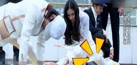 杨颖是模特出身，没有舞蹈功底，在跑男里面比赛时下一字马时也非常痛苦。显得十分尴尬。