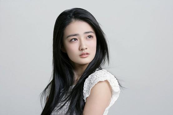 知性装，简单的立领无袖毛衣配上9分牛仔，然后是黑色高跟，看起来十分有气质，知性感十足