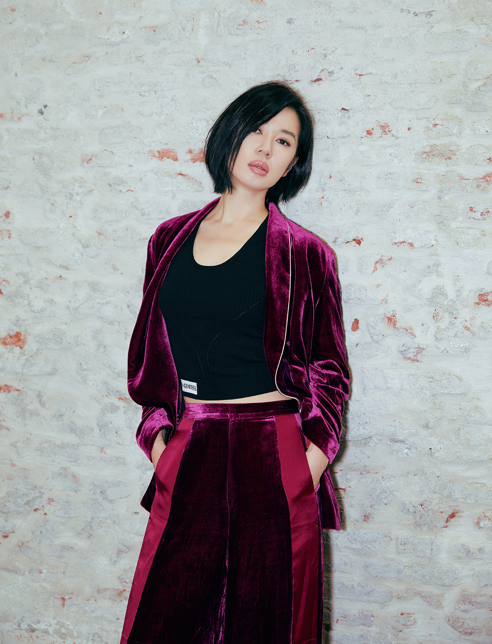 余男绒面套装现身米兰时装周简约低调不失高级