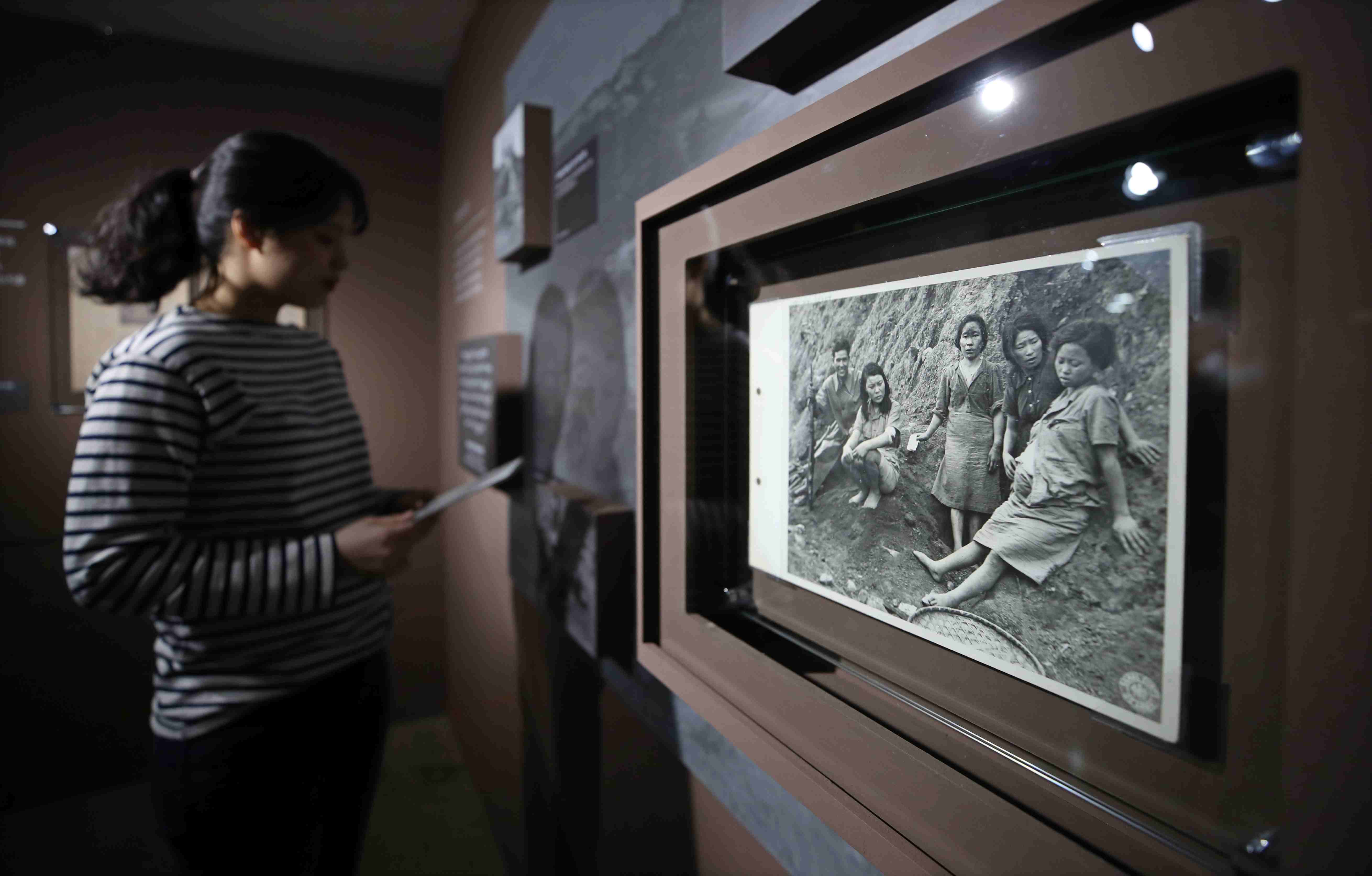 4 不容忘却的历史!韩国首尔举办"慰安妇"图片展