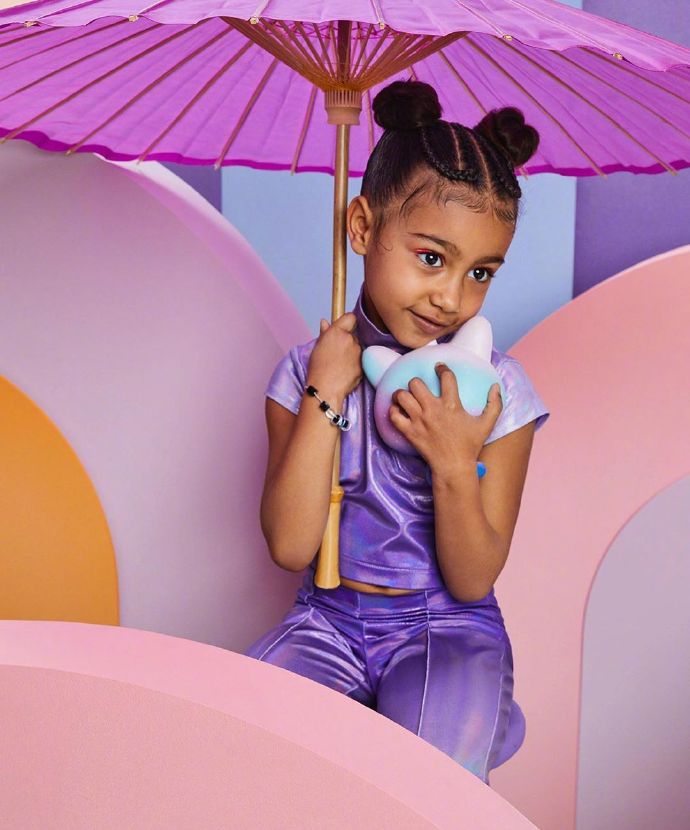 金卡戴珊大女儿小西北登上封面俏皮萌娃穿镭射紫套装