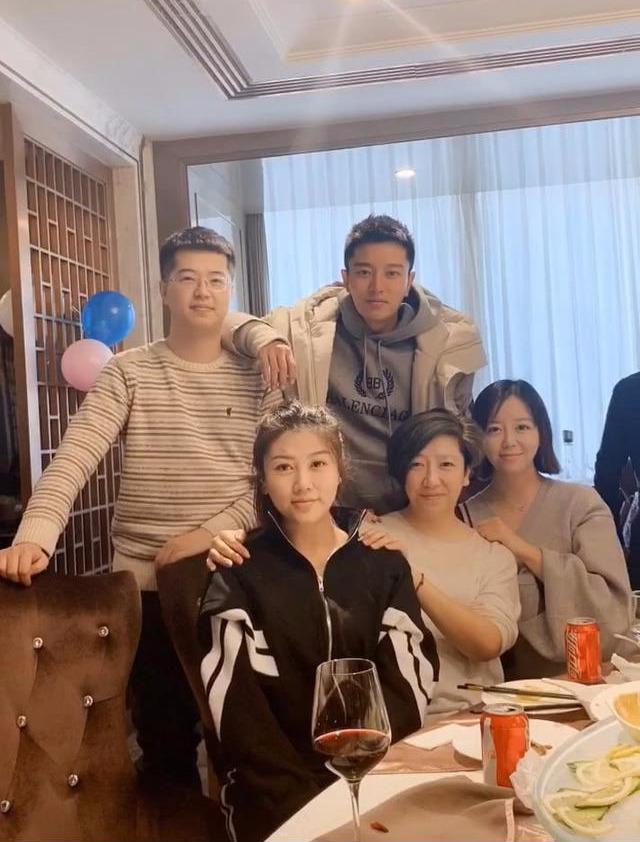 粉丝都纷纷对贾乃亮表示心疼，觉得他还是很帅气，但眉眼间憔悴了。