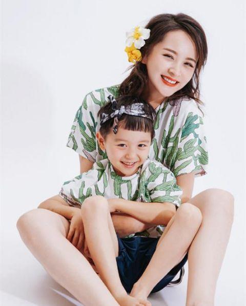 袁咏仪和张智霖的儿子慕童，长相和妈妈酷似，不过有这么好的基因未来也不会差。
