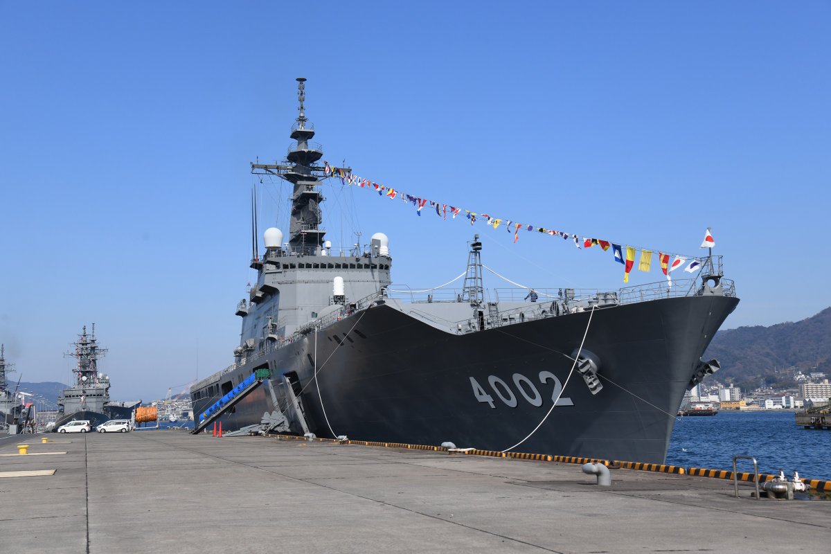 日本纪念天皇统治30周年军舰挂彩灯庆祝