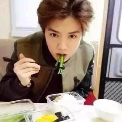 张一山这应该是在片场吃饭的吧，场面很是简陋，这也太接地气了！