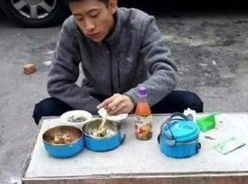 林更新早上梳妆时也会在化妆间，吃一份简简单单的米线，毕竟林更新勤俭已经不是一天两天了~