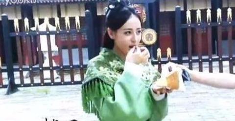 江疏影的饭看着就丰盛了很多，除了饭菜汤还有小吃，这是在拉仇恨吗？