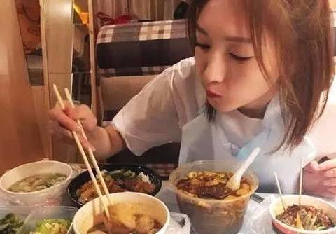 贾乃亮吃的却是最简单的了，10元就搞定了，看来他的助理，要被炒鱿鱼了。