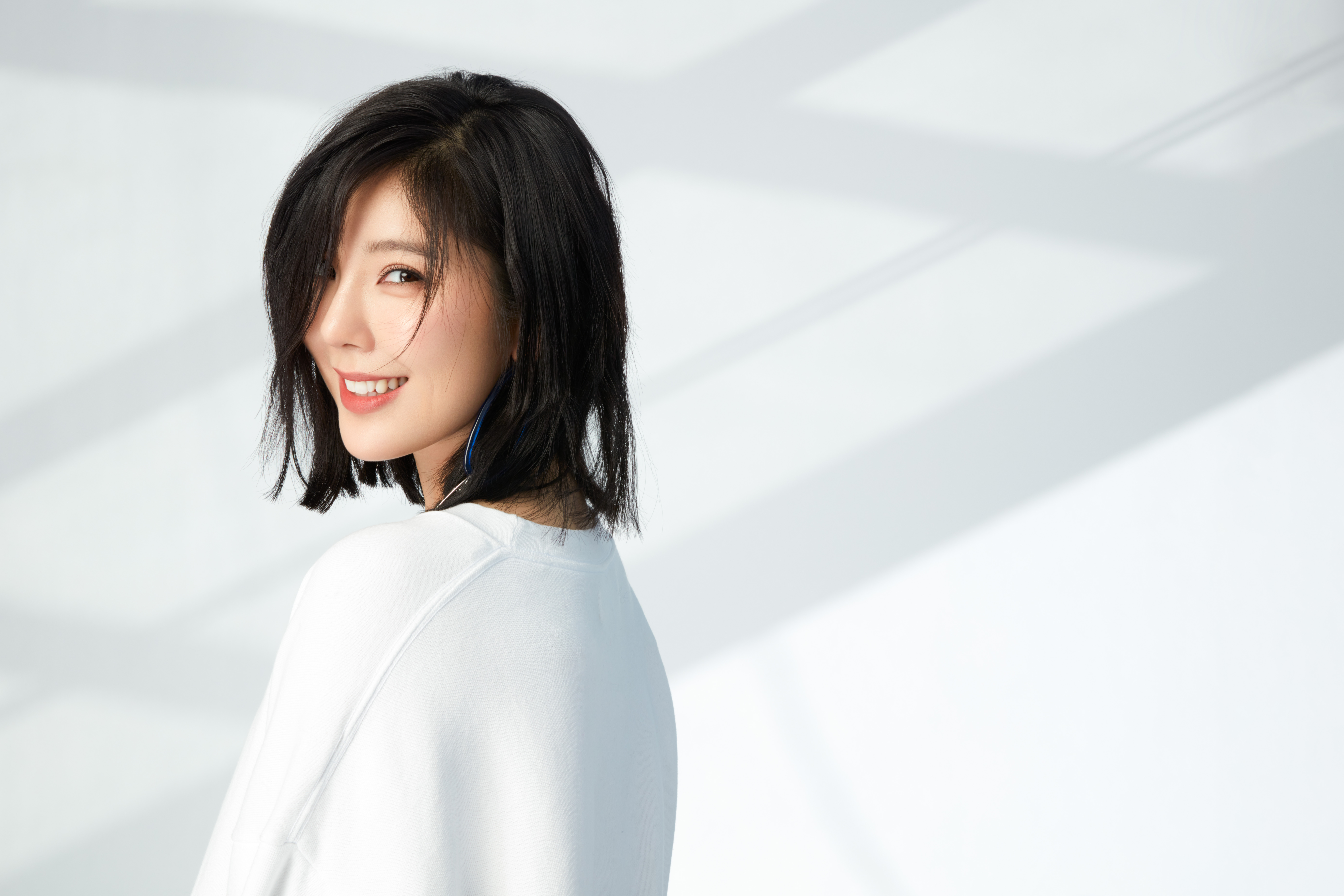 赵奕欢全新写真曝光气质纯净长腿抢镜