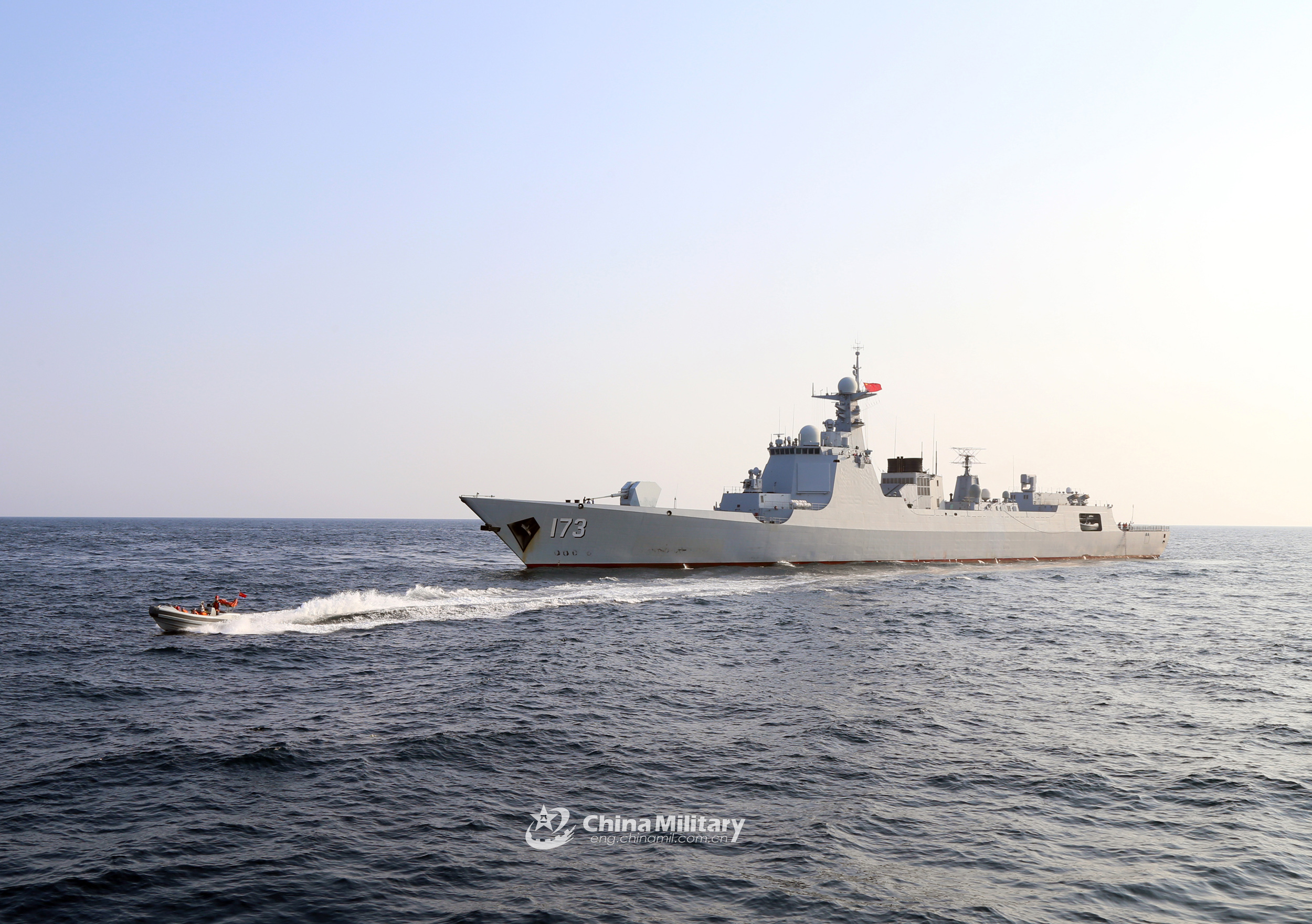 近日,南部战区海军某驱逐舰支队兰州舰,长沙舰等数艘战舰组成的舰艇