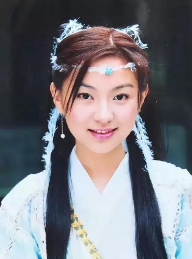 脱离小昭这个角色外的陈秀丽，现代装则更要漂亮一些。