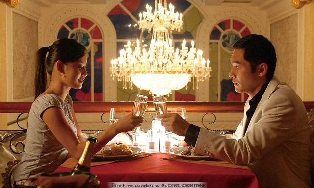 爱一个人,一眼深情!这不仅仅是《一帘幽梦》,这样的幸运被张嘉倪延续到了戏外。