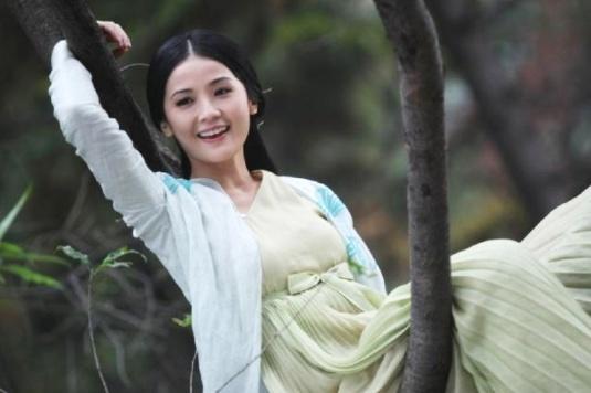 “饼脸塌鼻”的女明星不在少数，twins里的阿Sa也是这种类型。正面好看，侧面几乎没有什么起伏的类型。