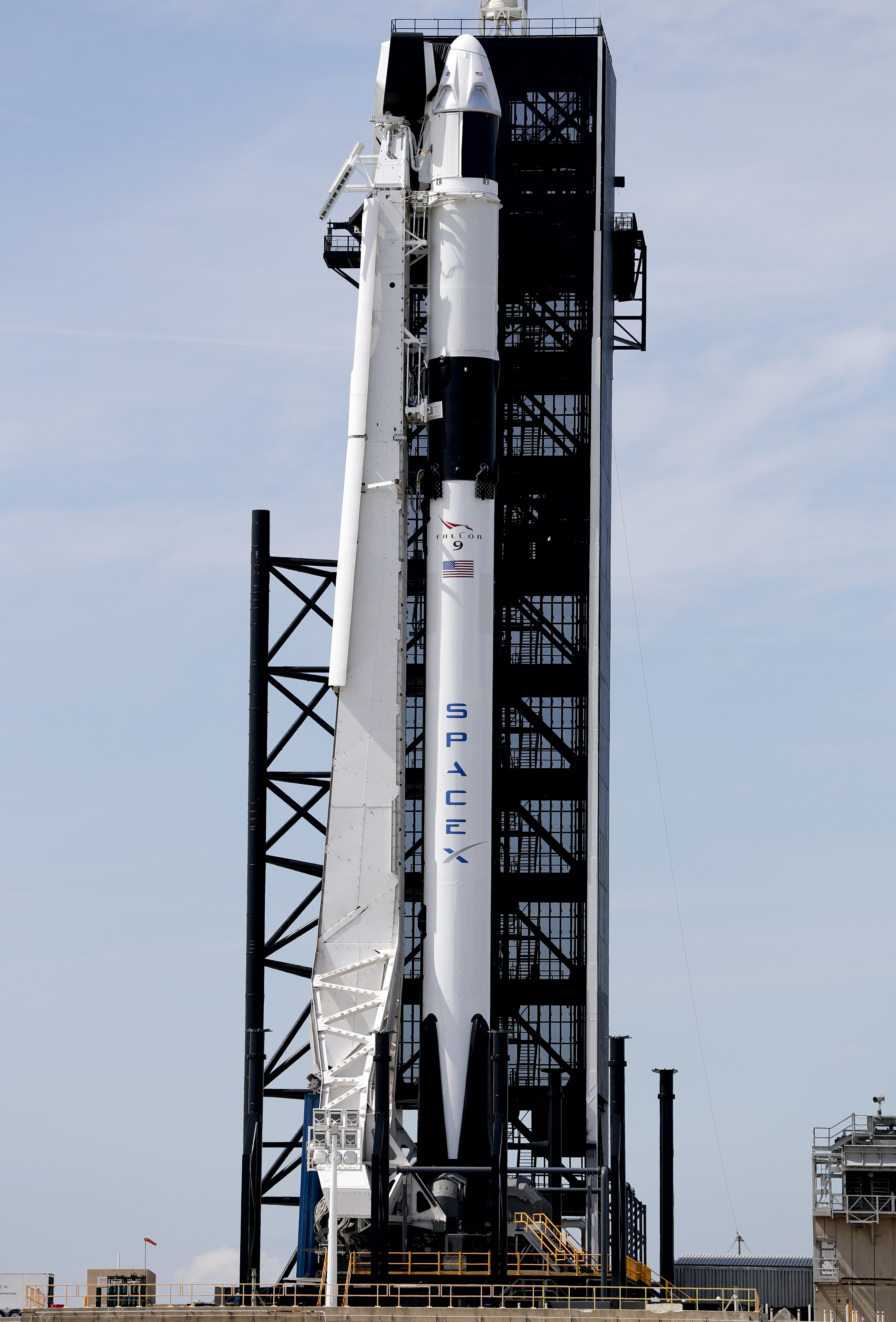 spacex首艘载人龙飞船亮相 将进行历史性试验飞行