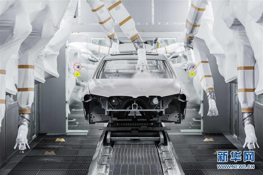 在沈阳华晨宝马汽车有限公司大东工厂涂装车间,涂装机器人为车身进行