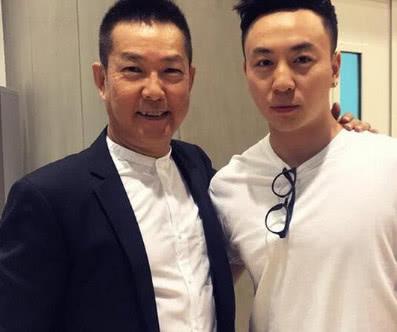 62岁的元彪与释小龙同框看起来就像兄弟二人！