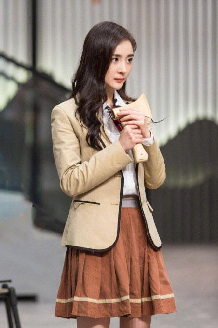 杨幂身穿制服上过的节目也并不少，看来年纪跟当了妈妈也依旧没有办法阻挡大幂幂的女心呀！