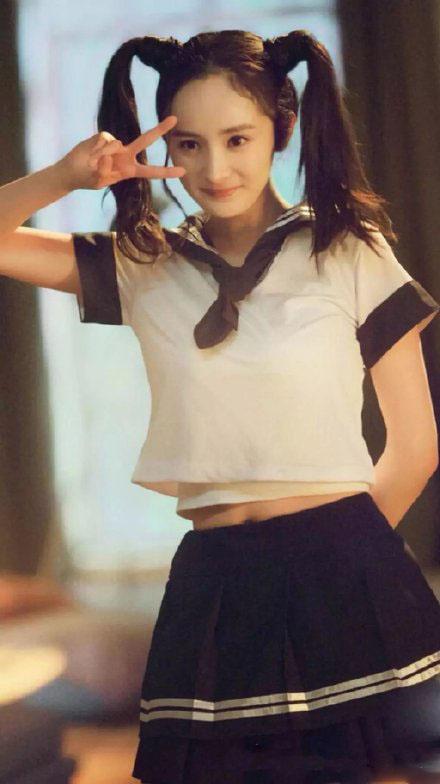 此前在电视剧《何以笙箫默》中，杨幂也穿日系制服上演一场制服诱惑。