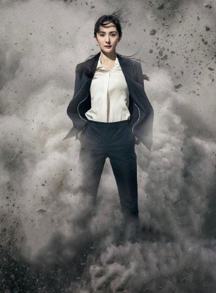 但大幂幂可不光只会可爱，在电影中一身黑色西装也是英姿飒爽，帅气逼人。