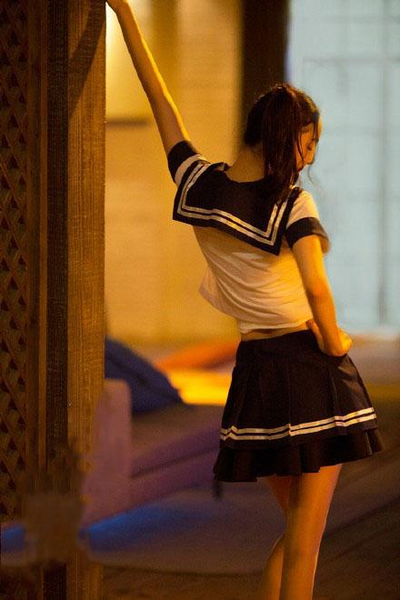 贴身短袖上衣加小短裙，将好身材勾勒无疑。