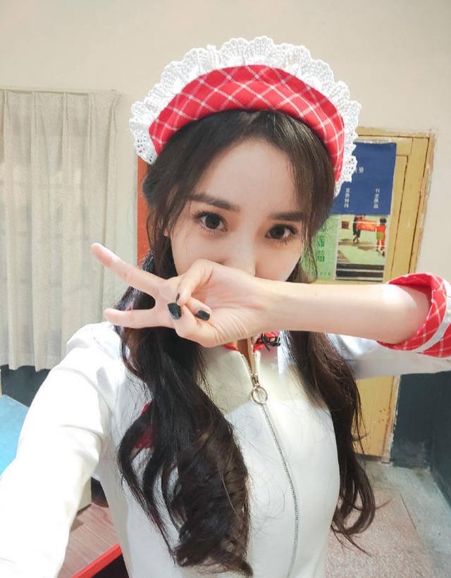 而谢依霖hold住姐也是在生孩子恢复一段时间后也是重新回归，不知一向幽默的她会有何表现呢？