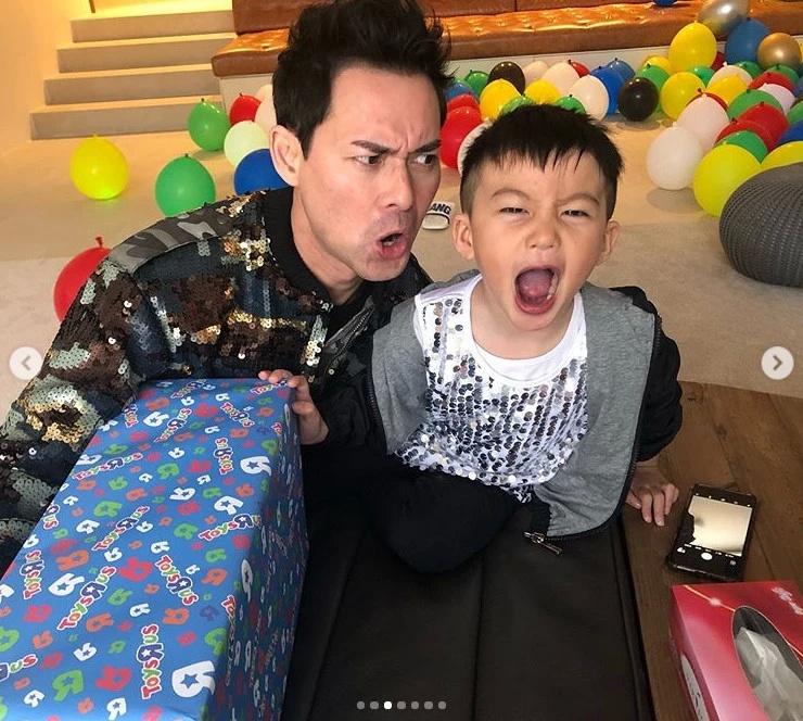 当晚的主角陈真小朋友更是经常在镜头前摆出各种古灵精怪的表情，十分活泼可爱。