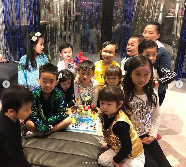 不过说到当晚的全场焦点那肯定就是陈浩民、蒋丽莎一家六口了。