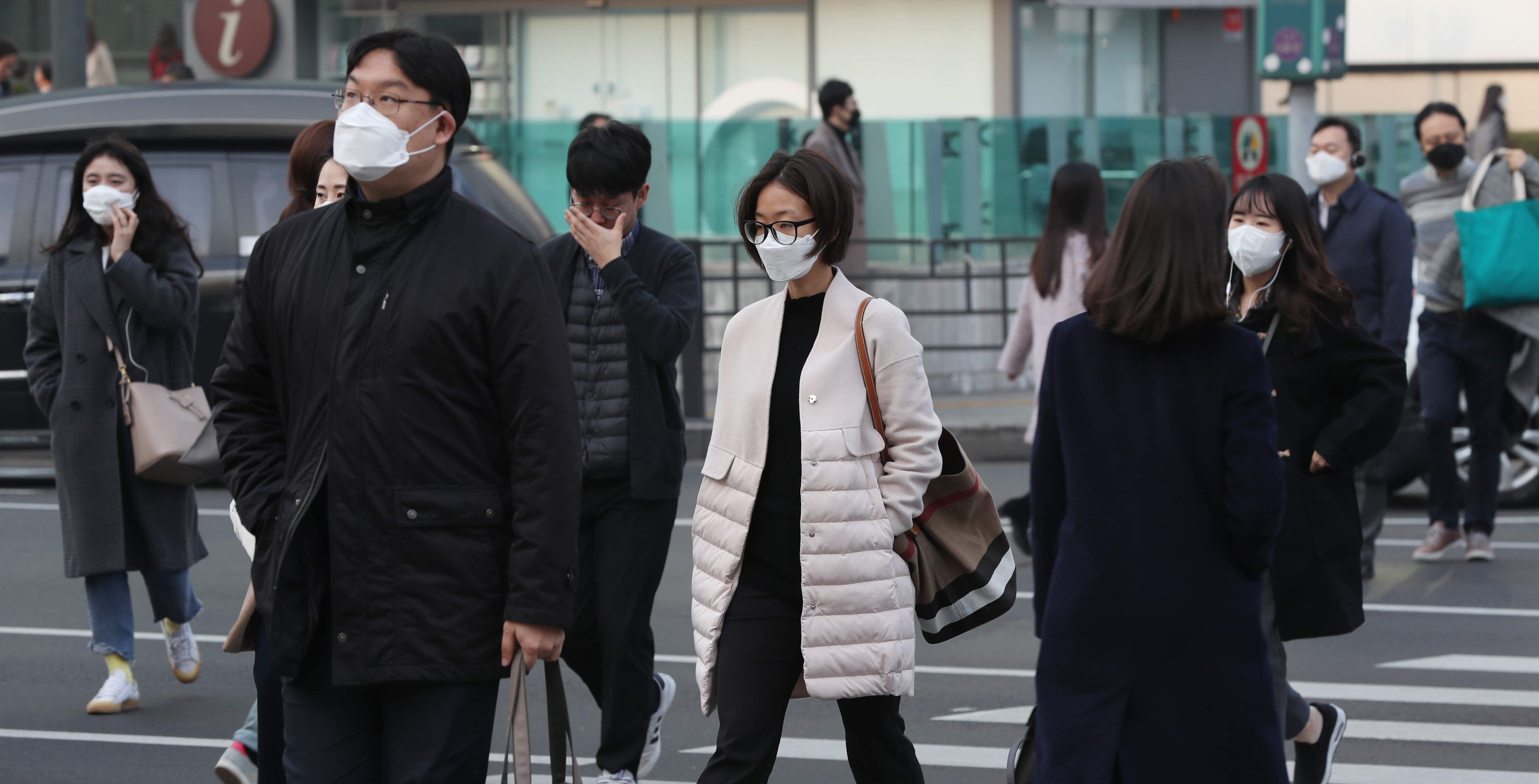 韩国雾霾严重城市陷入一片混沌民众戴口罩出行