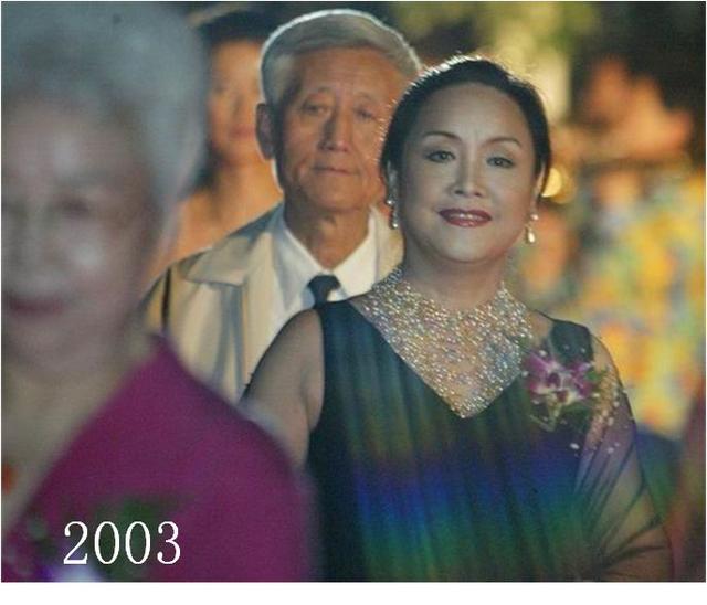 2004年《音画时尚》演唱会，在李谷一老师的眼角处终于有了比较明显的鱼尾纹，颈纹也浮现出来了。