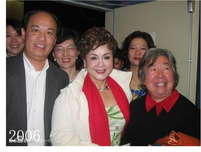 2007年的李谷一老师，头发又长长了，除此之外，似乎并没有太多的变化。