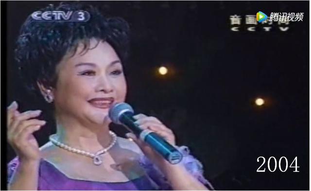 2005年的这张照片能更清楚地看到鱼尾纹，但是除此之外，其他部位的皮肤状态依然很好。