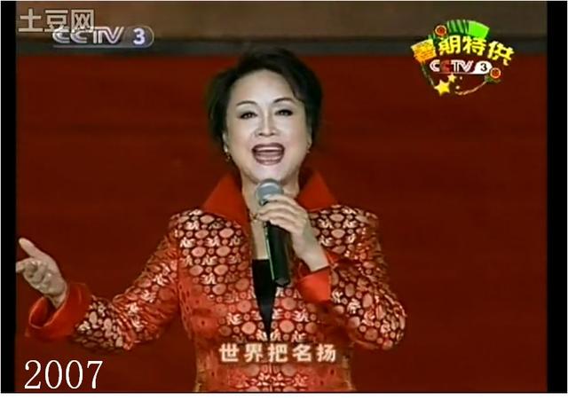 2008年，李谷一出席中国国际青年艺术节闭幕式，这对梨涡有点可爱。