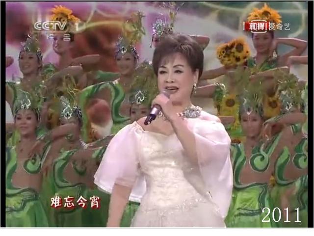 2012年，李谷一老师笑起来时，眼角的皱纹更加明显了，法令纹也加深了。