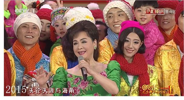 2016年，桃红色的眼影和同色系的唇彩让李谷一老师看起来十分粉嫩。