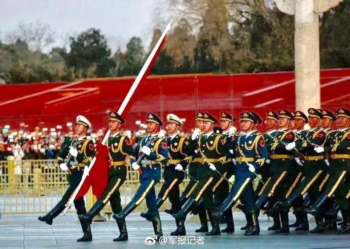 △资料图：2018年1月1日，中国人民解放军仪仗队和军乐团首次执行天安门广场升国旗任务。