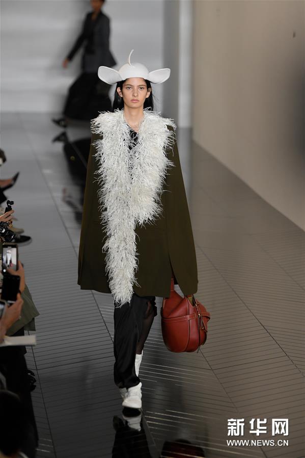 3月1日,模特在法国巴黎时装周上展示loewe品牌2019-20秋冬新品成衣.