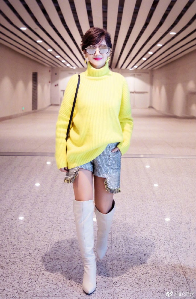 赵雅芝穿热裤长靴现身心情好