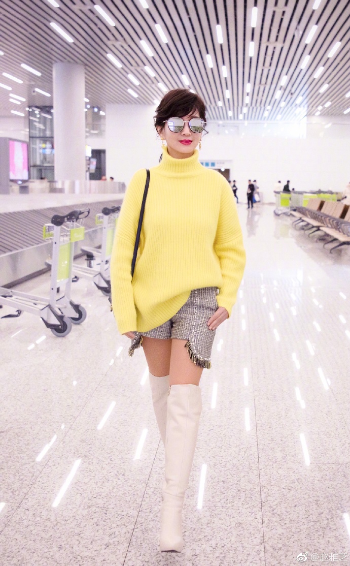 赵雅芝穿热裤长靴现身心情好