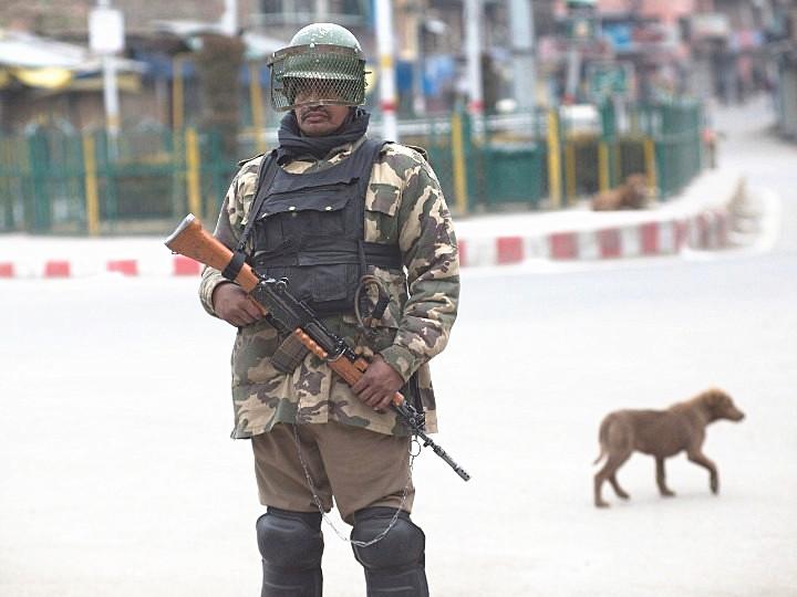 3月1日，在印控克什米尔斯利那加市，一名安全人员在街道上警戒。(新华社发)